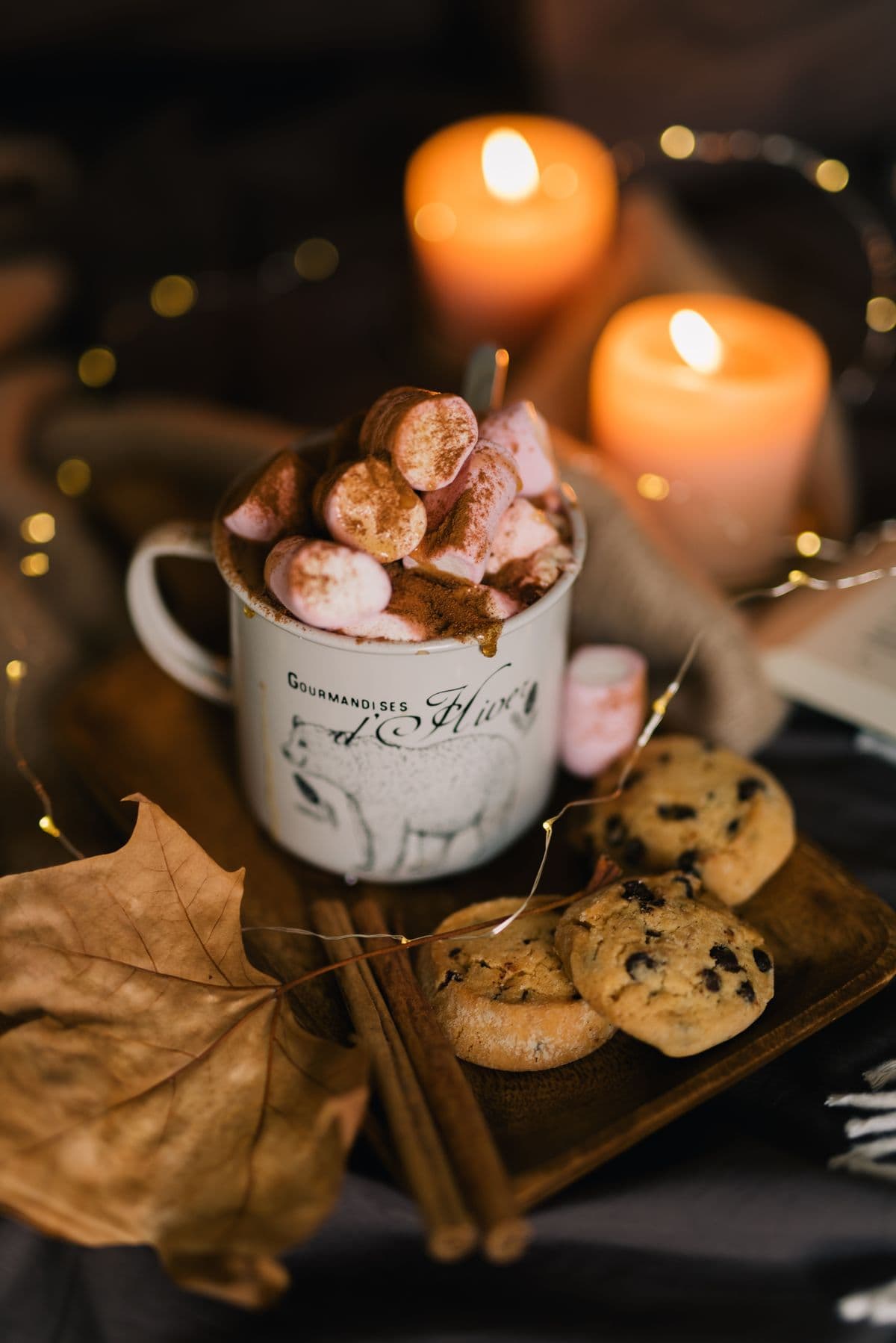 Ly cacao sữa nóng thơm béo đặt trên bàn gỗ
