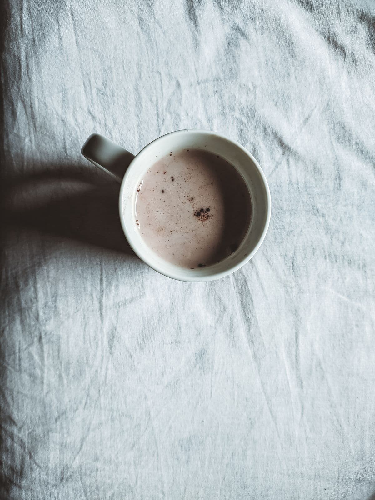 Cốc cacao sữa nhìn từ trên xuống với bề mặt mịn màng