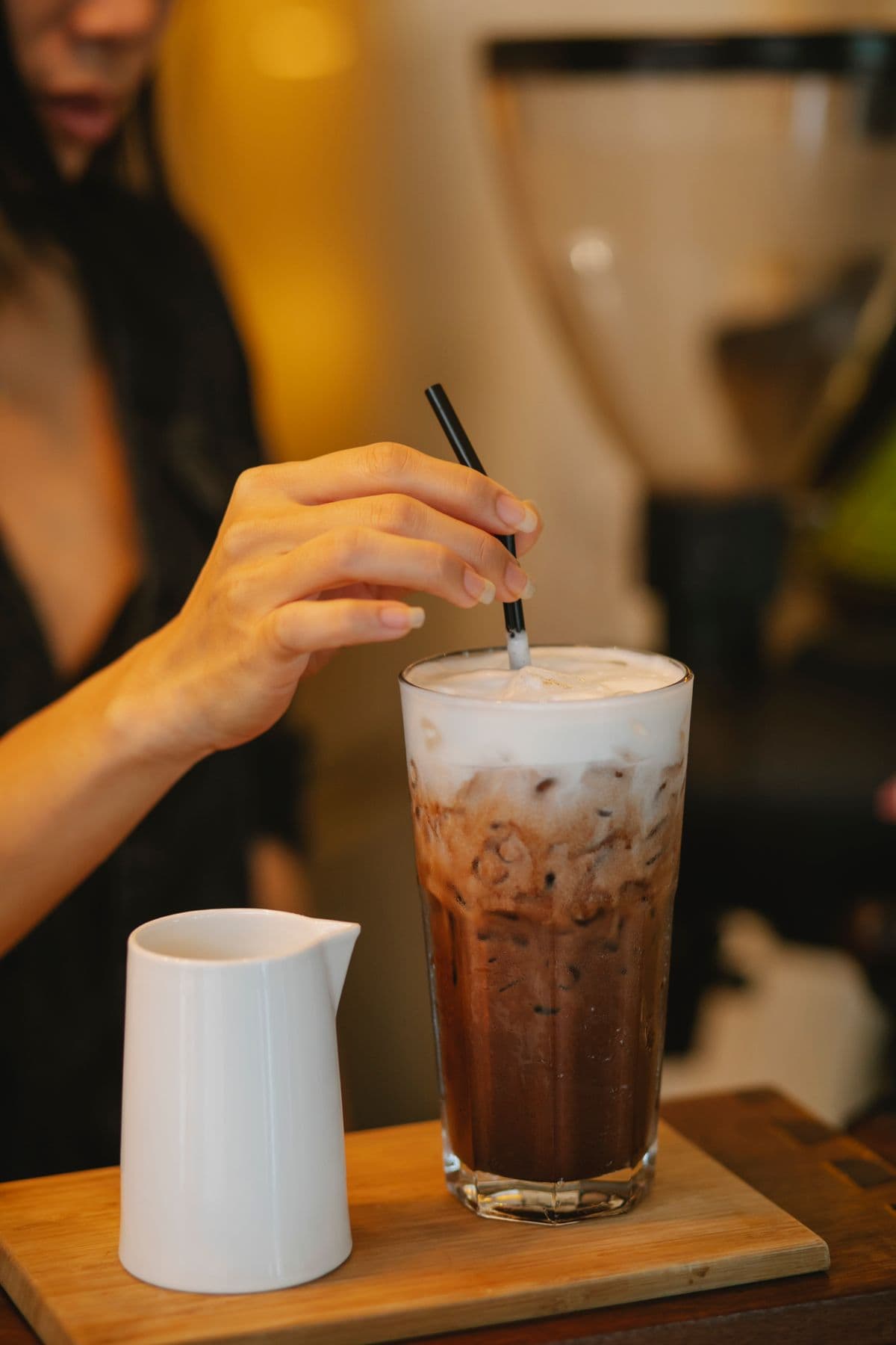 Phục vụ ly đồ uống mát lạnh cho khách tại quầy bar sự kiện
