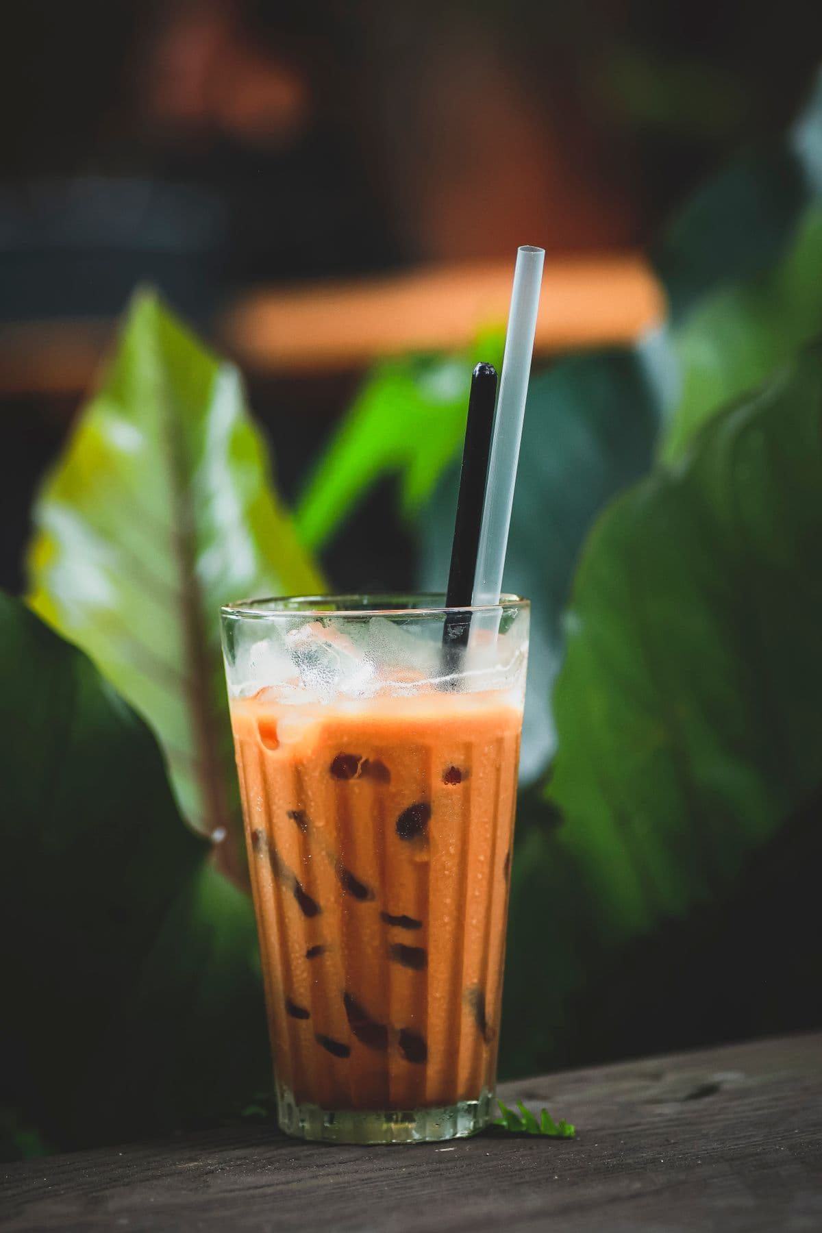 Nguyên liệu pha trà sữa Thái đỏ: trà Thái, sữa đặc, sữa tươi và đá