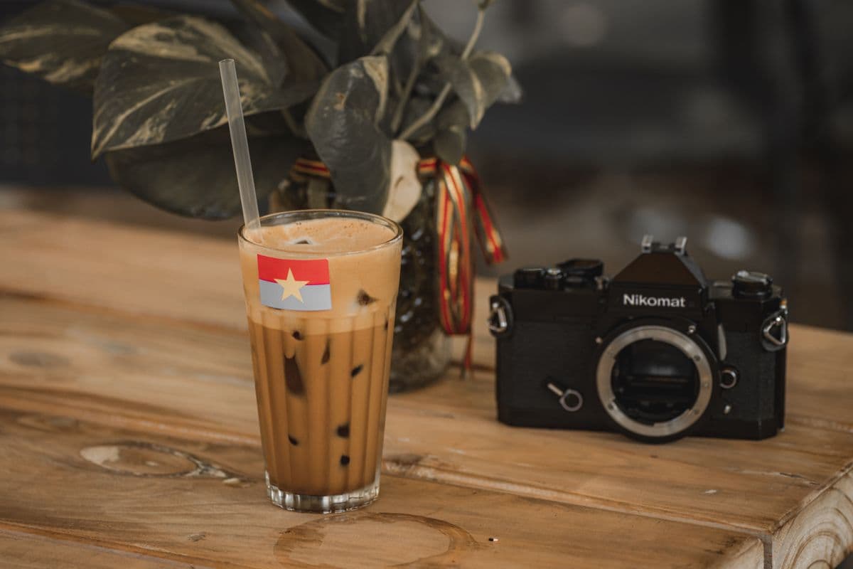 Phin nhom va bot ca phe rang dam chuan bi pha ca phe sua da