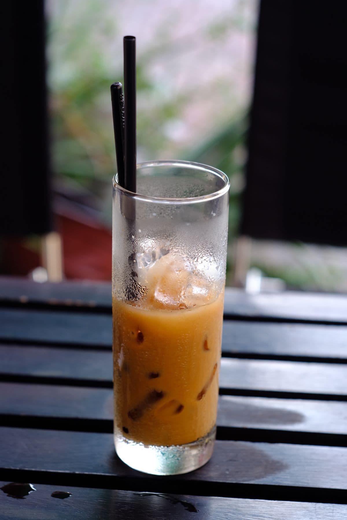 Ly ca phe sua da day da voi lop ca phe nau dam tren nen sang