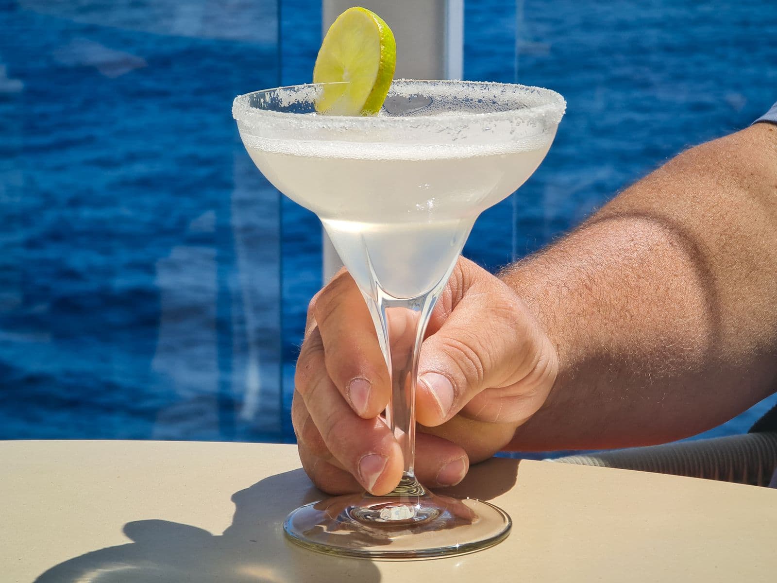 Thuê bartender và mobile bar cho tiệc du thuyền: bố trí quầy, hậu cần và an toàn trên mặt nước